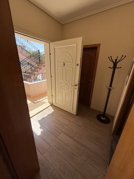 Tirane, jepet me qera apartament 1+1+Aneks+Ballkon Kati 2, 450 € (Afer me Spitalin Nene Tereza)