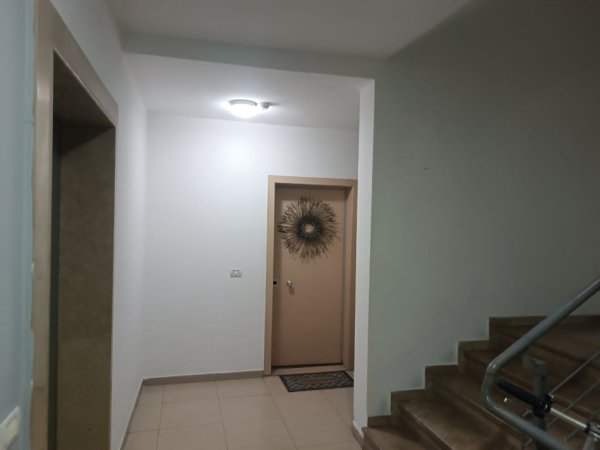 Tirane, jepet me qera apartament 2+1+2 tualete+Ballkon Kati 2, 94 m² 600 € (Rruga Idriz Dollaku)