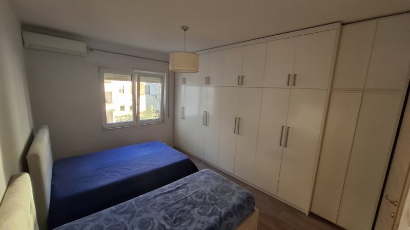 Tirane, jepet me qera apartament 2+1+2 tualete+Ballkon Kati 2, 94 m² 600 € (Rruga Idriz Dollaku)