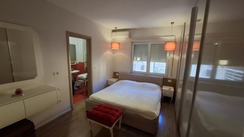 Tirane, jepet me qera apartament 2+1+2 tualete+Ballkon Kati 2, 94 m² 600 € (Rruga Idriz Dollaku)