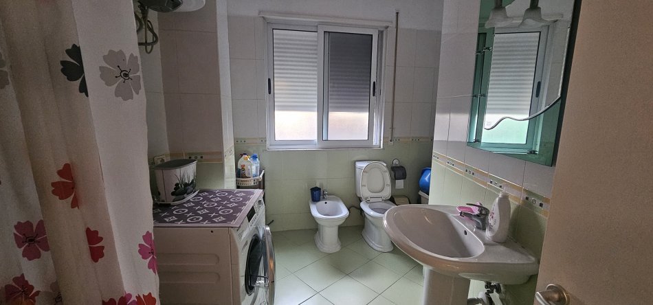 Tirane, jepet me qera 2+1+Ballkon , 100 m² 460 € (Rruga e Teleferikut)