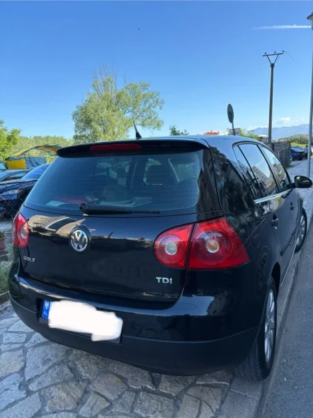 Shkoder, shitet makine Golf 5 Nafte, e zeze manuale Kondicioner