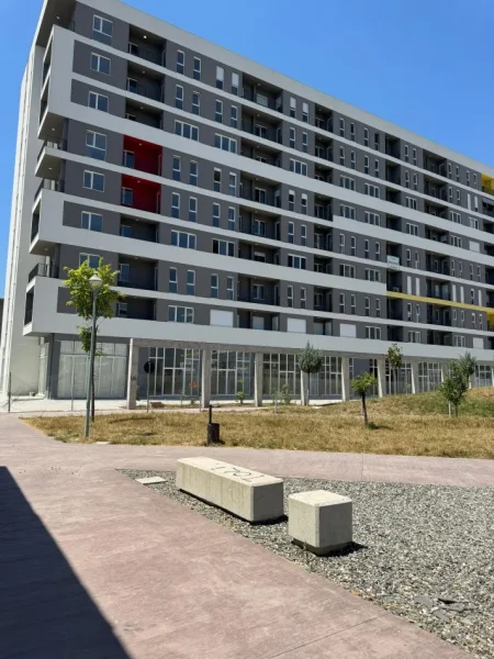 Tirane, jap me qera apartament 1+1+Ballkon Kati 3, 350 € (Gryka Kacanikut Univers City)