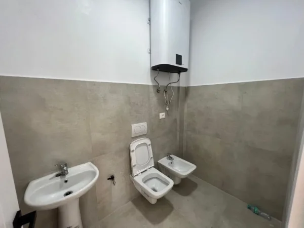 Tirane, jepet me qera ambjent biznesi Kati 3, 370 m² 1.500 € 