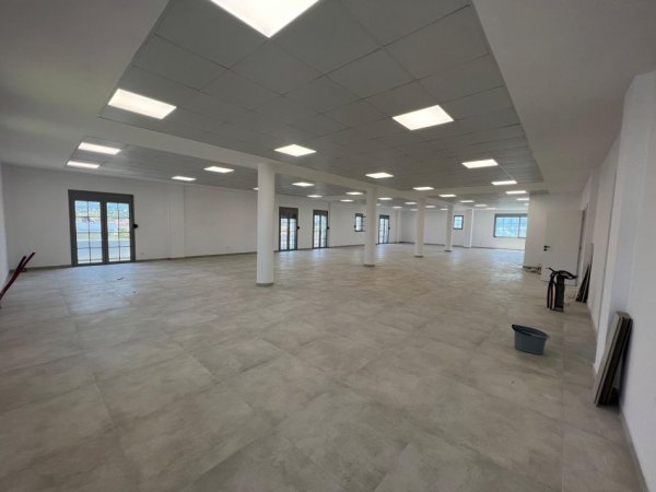 Tirane, jepet me qera ambjent biznesi Kati 3, 370 m² 1.500 € 