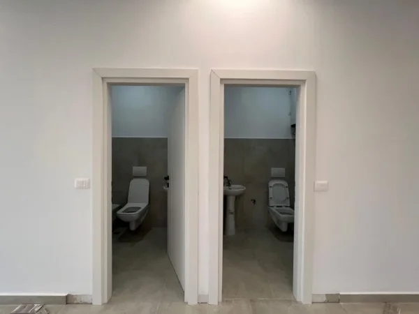 Tirane, jepet me qera ambjent biznesi Kati 3, 370 m² 1.500 € 