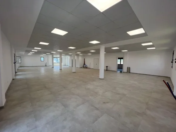 Tirane, jepet me qera ambjent biznesi Kati 3, 370 m² 1.500 € 