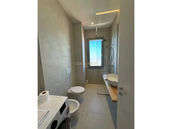 Tirane, jepet me qera apartament 1+1 Kati 7, 65 m² 550 € (Oxhaku)
