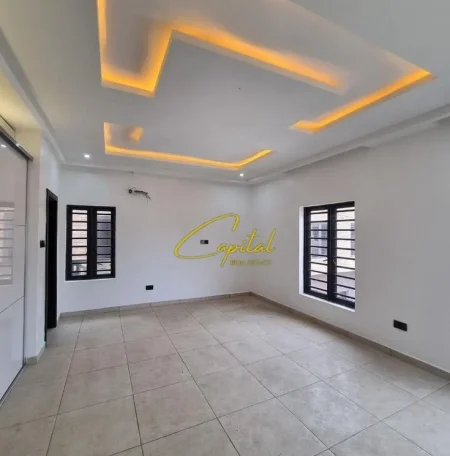 Tirane, jepet me qera dyqan Kati 0, 30 m² 450 €