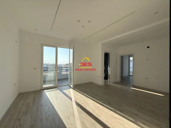 Vlore, shitet apartament 1+1+Ballkon Kati 9, 82 m² 125.000 € (Rruga Dush Strati)