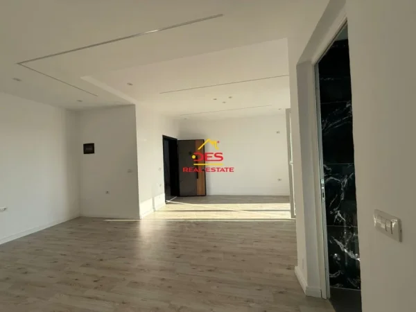 Vlore, shitet apartament 1+1+Ballkon Kati 9, 82 m² 125.000 € (Rruga Dush Strati)