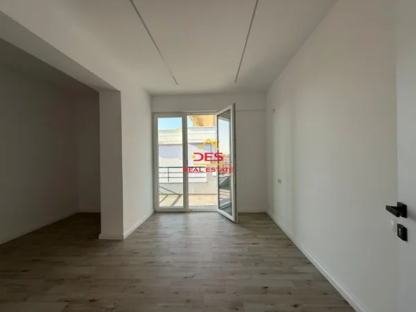 Vlore, shitet apartament 1+1+Ballkon Kati 9, 82 m² 125.000 € (Rruga Dush Strati)