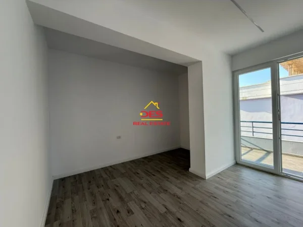 Vlore, shitet apartament 1+1+Ballkon Kati 9, 82 m² 125.000 € (Rruga Dush Strati)