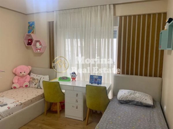Tirane, jepet me qera apartament 2+1+Ballkon Kati 2, 104 m² 800 € (21 Dhjetori)
