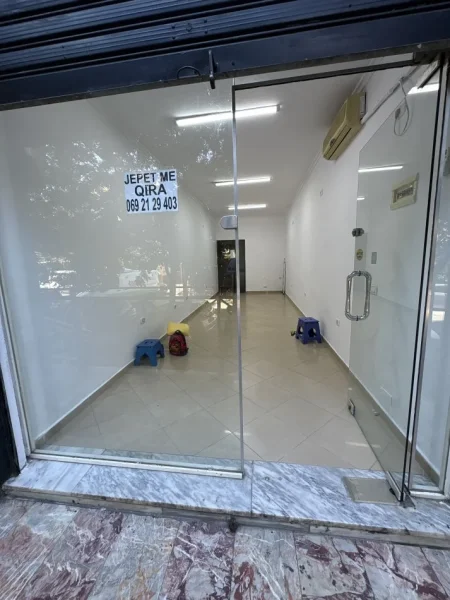 Tirane, jepet me qera dyqan Kati 0, 35 m² 650 € (Shetitorja Petronini Luarasi)