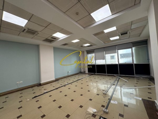 Tirane, jepet me qera ambjent biznesi Kati 2, 108 m² 800 € (RRUGA BARDHOK BIBA QENDER)