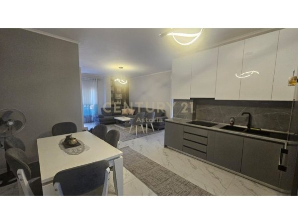 Tirane, jepet me qera apartament 2+1 Kati 4, 116 m² 500 € (Kinostudio)