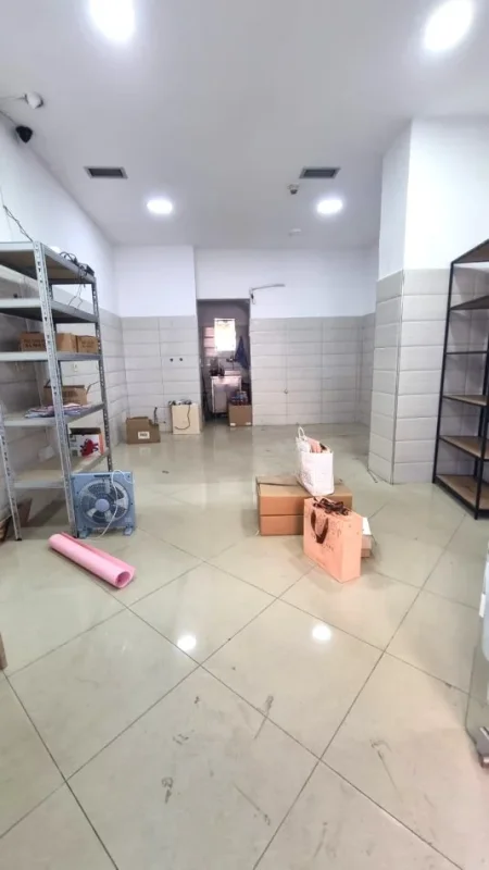 Jepet me Qera Dyqan tek Harry Fultz afer Zogut te Zi Kati 0, 33 m² 400 €URO