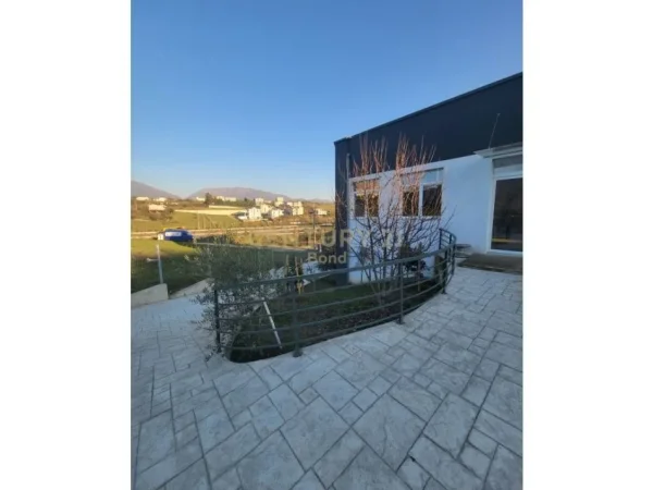 Tirane, jepet me qera ambjent biznesi Kati 0, 600 m² 1.500 € (Autostrada Tiranë–Elbasan, pranë TEG)