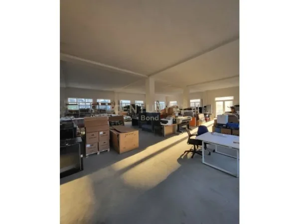 Tirane, jepet me qera ambjent biznesi Kati 0, 600 m² 1.500 € (Autostrada Tiranë–Elbasan, pranë TEG)