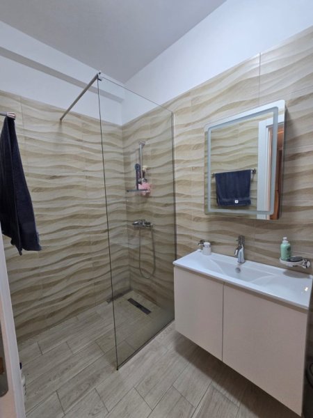 Tirane, jepet me qera apartament 2+1+Ballkon Kati 7, 104 m² 700 € (rruga 3 deshmoret)