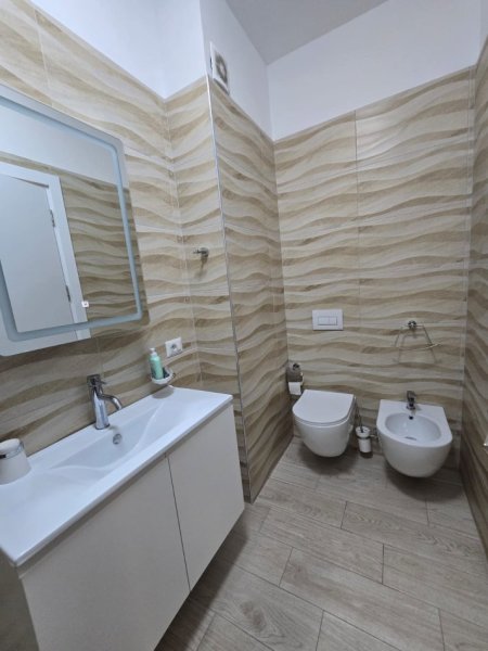 Tirane, jepet me qera apartament 2+1+Ballkon Kati 7, 104 m² 700 € (rruga 3 deshmoret)