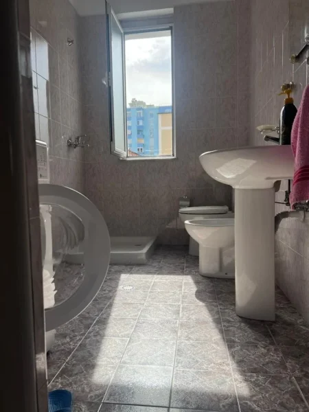 Tirane,Shitet 2+1+2 buze rruge Myslym Shyri. 189.000 euro