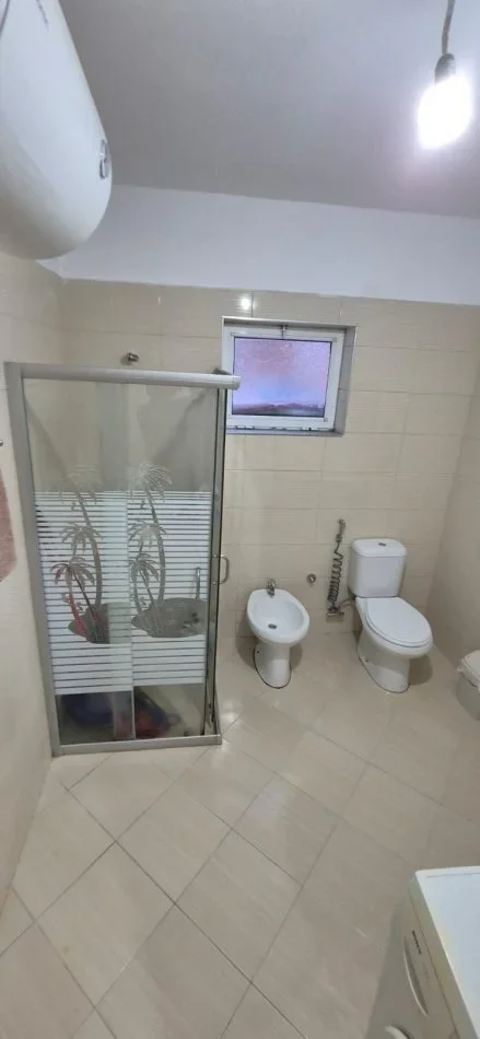 Tirane, jepet me qera apartament 1+1 Kati 1, 55 m² 400 € (Fakulteti i Mjekesise)