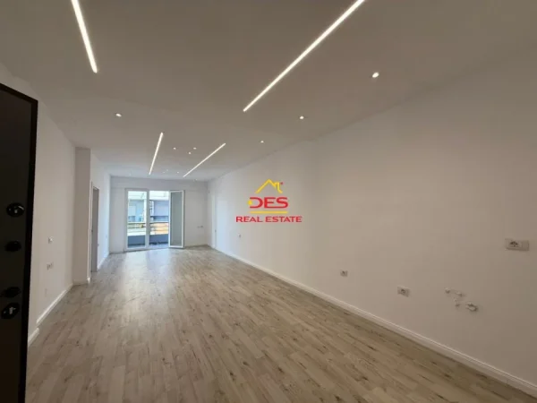 Vlore, shitet apartament 1+1+Ballkon Kati 9, 78 m² 120.000 € (Rruga Dush strati)