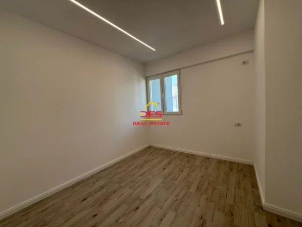 Vlore, shitet apartament 1+1+Ballkon Kati 9, 78 m² 120.000 € (Rruga Dush strati)