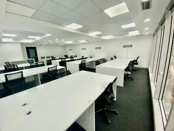 Tirane, jepet me qera zyre Kati 9, 220 m² 3.300 € (Libri Universitar)