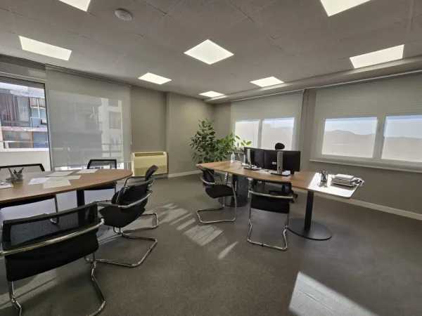 Tirane, jepet me qera zyre Kati 9, 220 m² 3.300 € (Libri Universitar)