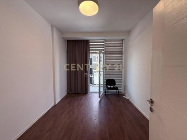 Tirane, jepet me qera zyre Kati 2, 100 m² 900 € (Kika 2, Komuna e Parisit)