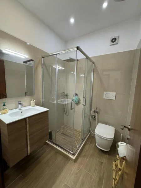 Tirane, jepet me qera apartament 2+1+Ballkon Kati 1, 87 m² 540 € (ASTIR)