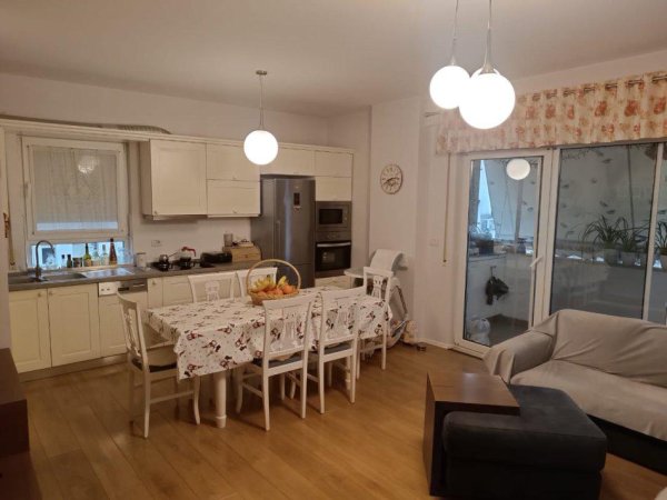 Tirane, jepet me qera apartament 2+1+Ballkon Kati 3, 94 m² 600 € (ALI DEMI)