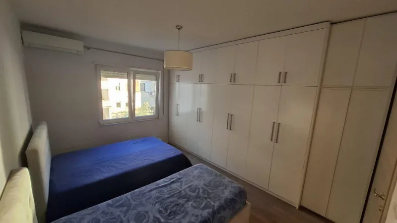Tirane, jepet me qera apartament 2+1+Ballkon Kati 3, 94 m² 600 € (ALI DEMI)