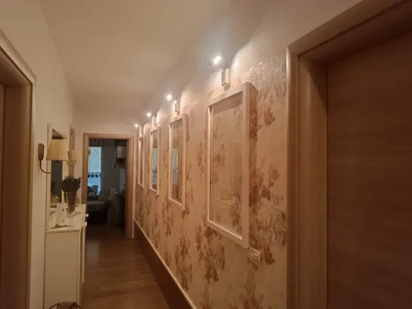 Tirane, jepet me qera apartament 2+1+Ballkon Kati 3, 94 m² 600 € (ALI DEMI)