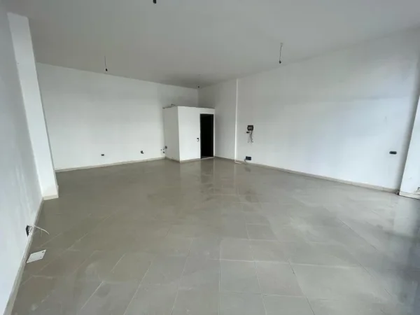 Tirane, jepet me qera dyqan Kati 0, 62 m² 450 € (astir)