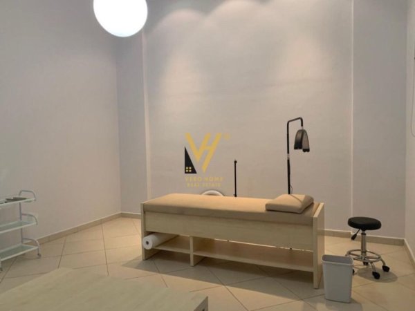 Tirane, jepet me qera zyre Kati 1, 40 m² 430 € (RRUGA E DIBRES)