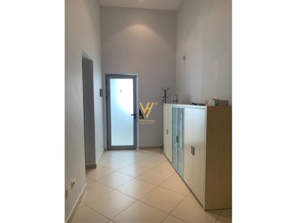 Tirane, jepet me qera zyre Kati 1, 40 m² 430 € (RRUGA E DIBRES)