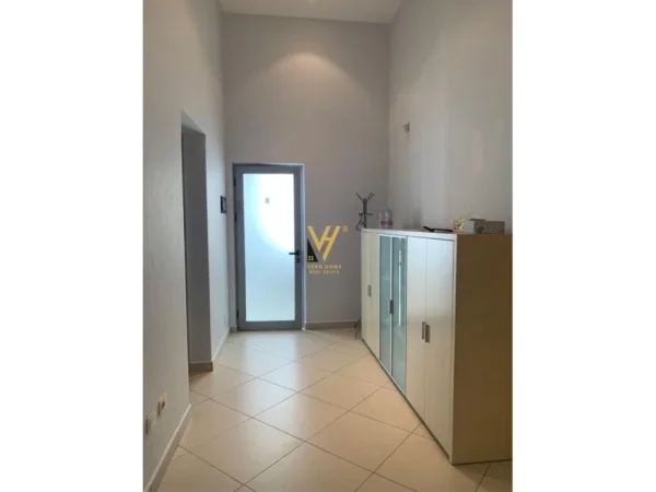 Tirane, jepet me qera zyre Kati 1, 40 m² 40.000 Leke  (RRUGA E DIBRES)