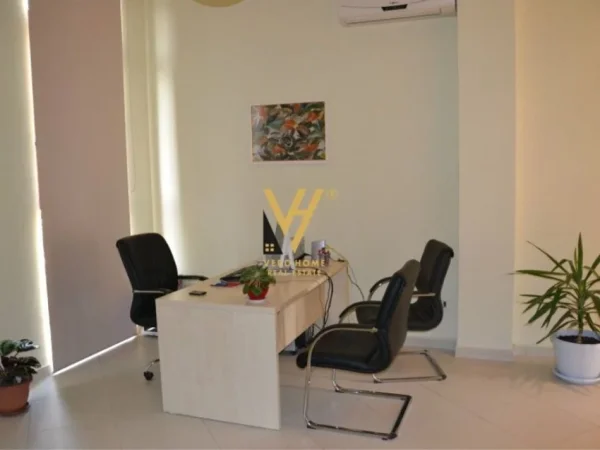 Tirane, jepet me qera zyre Kati 1, 40 m² 40.000 Leke  (RRUGA E DIBRES)