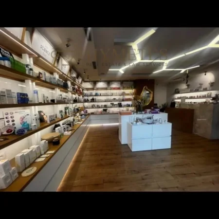 Tirane, jepet me qera ambjent biznesi , 110 m² 1.200 € (Ish-Parku Autobusave)