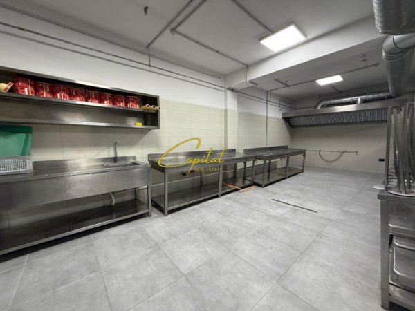 Tirane, jepet me qera magazine Kati 0, 1.200 m² 8.000 € (CASA ITALIA)
