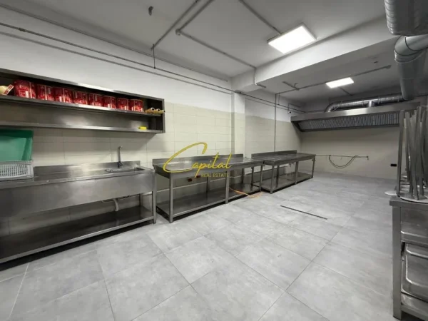Tirane, jepet me qera magazine Kati 0, 1.200 m² 8.000 € (CASA ITALIA)