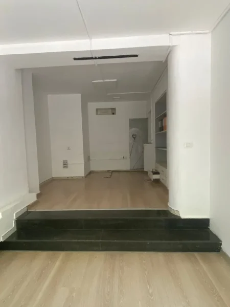 Tirane, jepet me qera zyre Kati 0, 35 m² 1.100 € (myslym shyri)