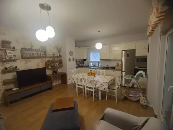 Tirane, jepet me qera apartament 2+1 Kati 2, 94 m² 600 € (ALI DEMI)