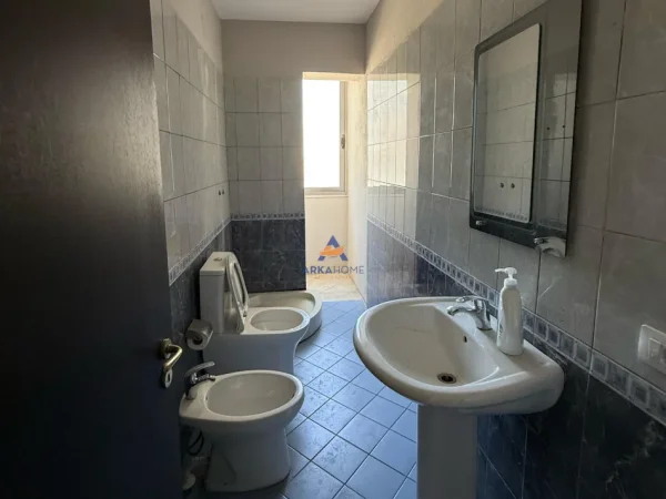 Tirane, shitet apartament 2+1+Ballkon Kati 2, 85 m² 165.000 € (PRANË KRISTAL CENTER,KOMUNA E PARISIT)