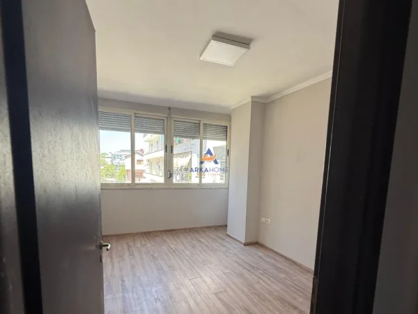 Tirane, shitet apartament 2+1+Ballkon Kati 2, 85 m² 165.000 € (PRANË KRISTAL CENTER,KOMUNA E PARISIT)