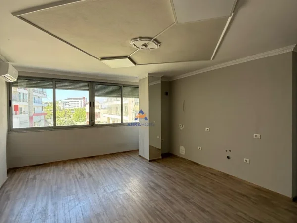 Tirane, shitet apartament 2+1+Ballkon Kati 2, 85 m² 165.000 € (PRANË KRISTAL CENTER,KOMUNA E PARISIT)